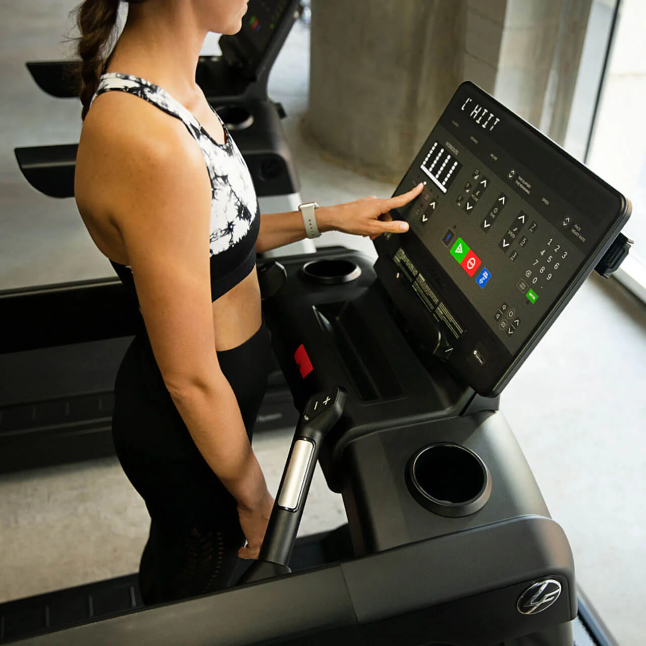 Life Fitness Club Series+ Treadmill - Image 12
