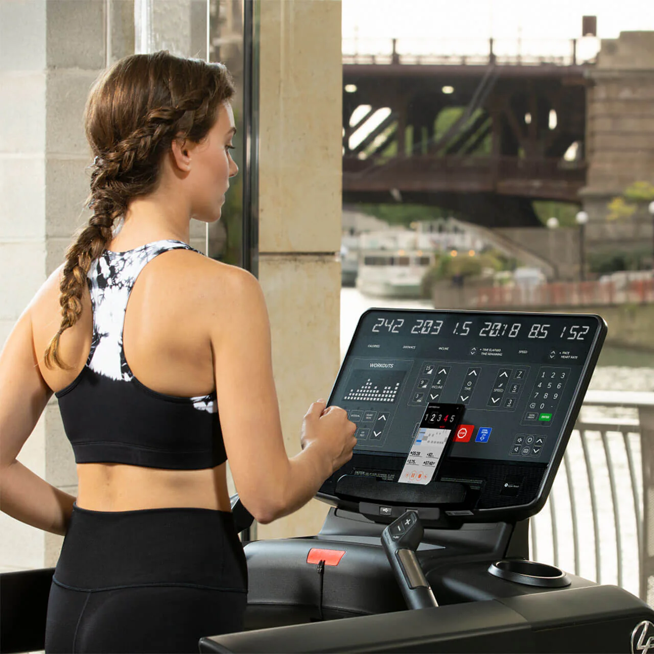 Life Fitness Club Series+ Treadmill - Image 9